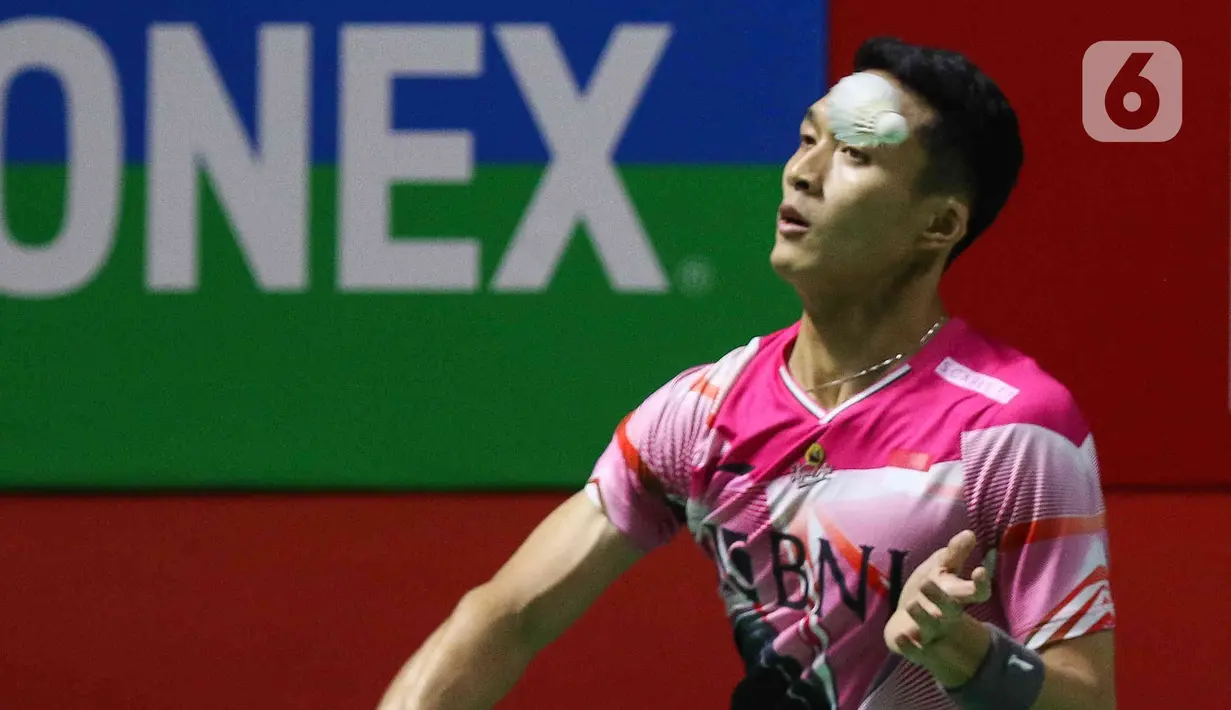 Pebulu tangkis tunggal putra Indonesia Jonatan Christie saat bertanding melawan sesama pebulu tangkis tunggal putra Indonesia Shesar Hiren Rhustaviti pada babak 16 besar turnamen Daihatsu Indonesia Masters 2023 di Istora Senayan, Jakarta, Kamis (26/1/2023). Jonatan Christie menang atas Shesar Hiren Rhustavito dengan skor 21-16 dan 21-15. (Liputan6.com/Herman Zakharia)