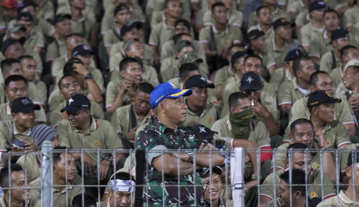 Anggota TNI yang berasal dari berbagai satuan menyaksikan laga antara PS TNI melawan Pusamania Borneo FC  pada lanjutan Piala Jenderal Sudirman di Stadion Gelora Delta Sidoarjo, Jawa Timur, Rabu (18/11/2015). (Bola.com/Vitalis Yogi Trisna)