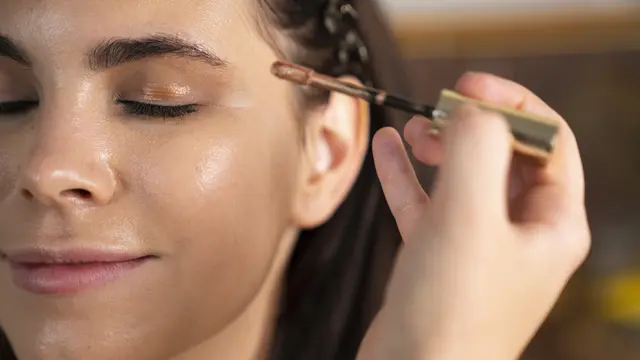Mulai dari Contour, Lanjutkan dengan Foundation Tipis