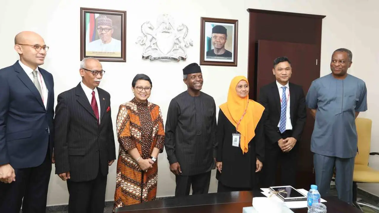 Menteri Luar Negeri RI Retno Marsudi (ketiga dari kiri) saat disambut oleh Wakil Presiden sekaligus pelaksana teknis kepresidenan Nigeria Yemi Osinbajo (tengah) di Abuja, Senin (5/6/2017) (Kementerian Luar Negeri RI)
