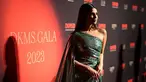 Ansambel spektakuler ini menampilkan jubah satu bahu yang jatuh hingga ke lantai. (Dimitrios Kambouris/Getty Images for DKMS Gala/AFP)