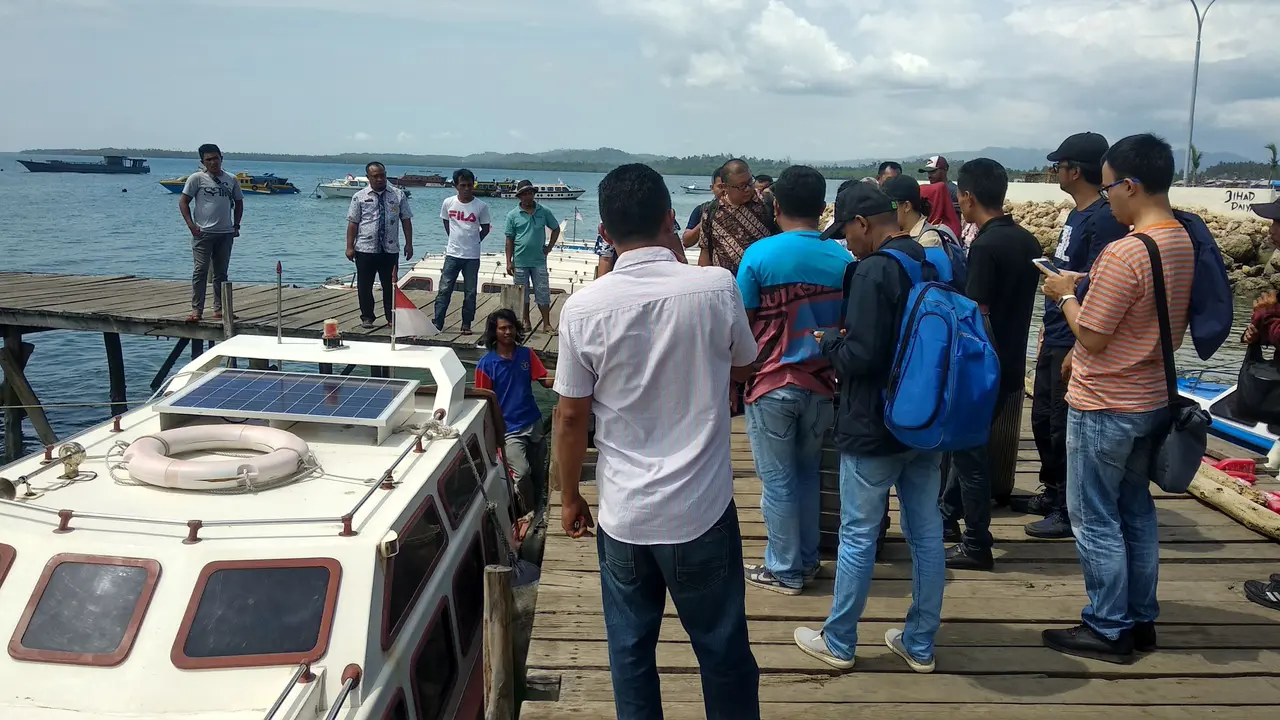 Transportasi laut jadi moda transportasi alternatif di Morotai saat penerbangan terganggu erupsi.