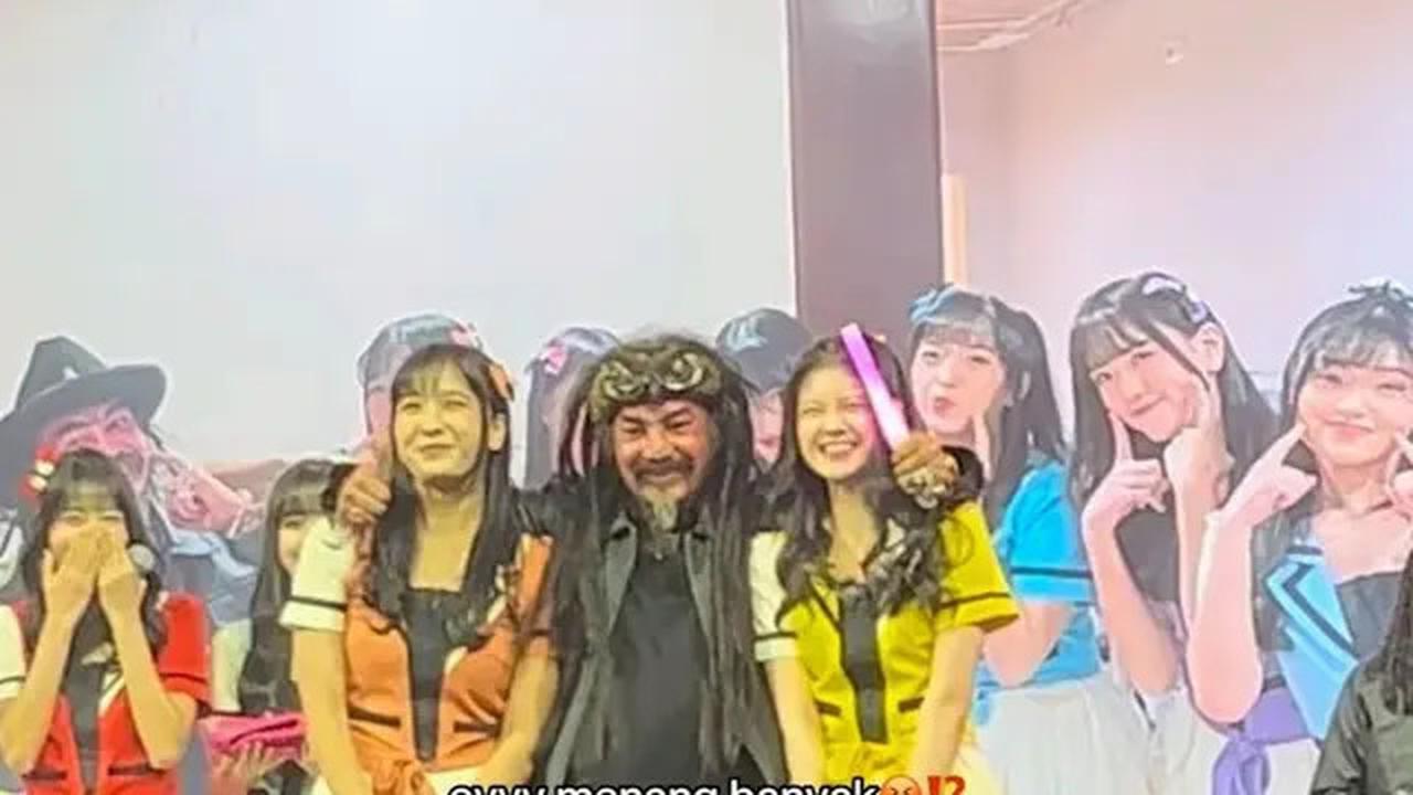 7 Potret Limbad dan Anak Kompak Nonton Konser JKT48, Girang Jadi Wota