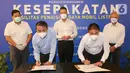 CEO LMI Eddy Mumin (kedua kiri) dan COO HMID, Makmur (kedua kanan) menandatangani kerja sama layanan Fasilitas Charging Mobil Listrik di Lippo Mall Kemang, Jakarta, Senin (12/04/2021). Hyundai Motors menyiapkan 1 fasilitas charging mobil listrik dengan kapasitas 7,4 kW. (Liputan6.com/Fery Pradolo)