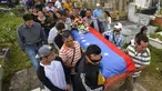 Keluarga dan kerabat mengantarkan jenazah Jose Francisco Guerrero untuk dimakamkan di San Cristobal, Tachira State, Venezuela (19/5). Jose Francisco Guerrero adalah remaja 15 tahun yang tewas ditembak saat kerusuhan di Venezuela. (AFP/Luis Robayo)