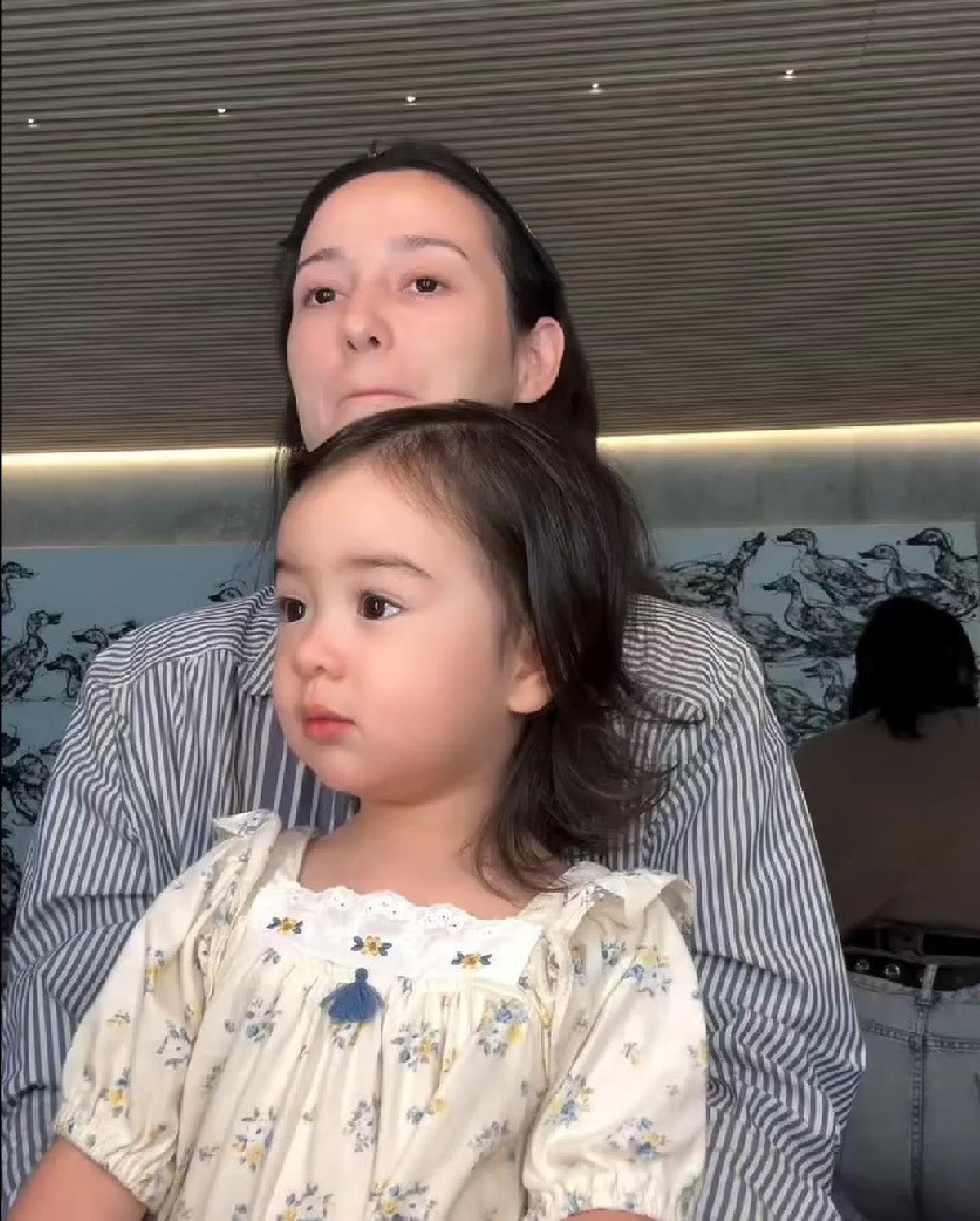 Momen Lucunya Brielle Anak Julie Estelle Temani sang Ibu Ketika Sedang Make Up, Anteng Sambil Dipangku