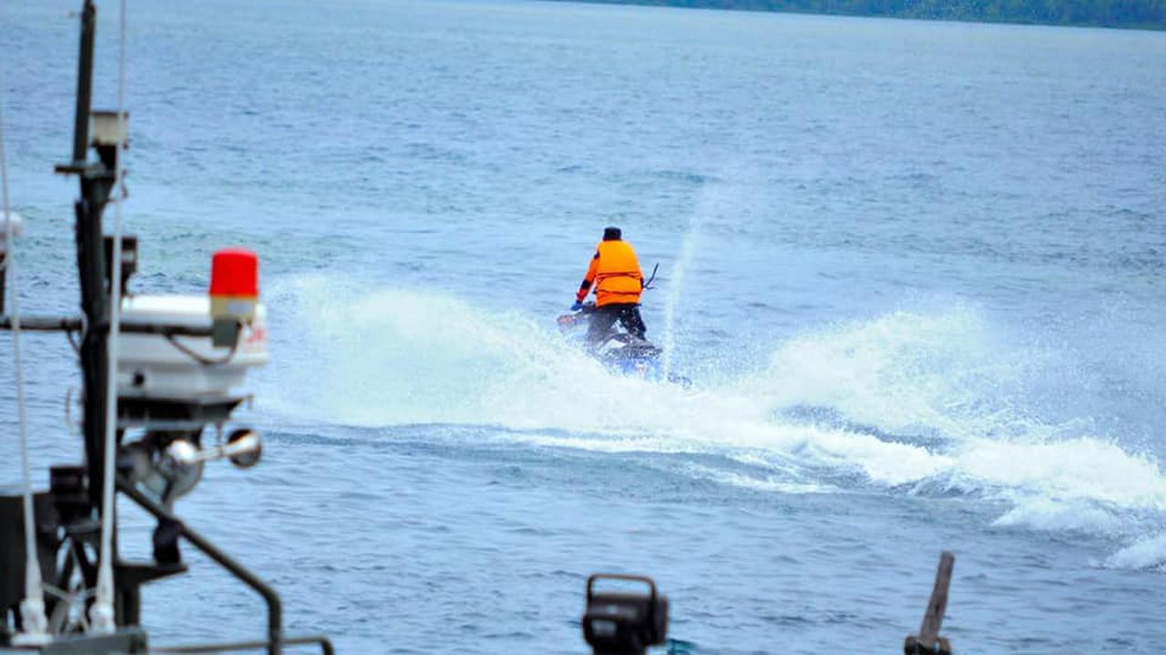 Untuk menjangkau tiga kecamatan itu wali kota memilih menunggangi jetski.