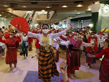 Sejumlah penari dari Yayasan Belantara Budaya Indonesia melakukan flashmob tarian daerah dalam acara bertemakan "Tunjukkan Indonesiamu" di Jakarta, Rabu (17/8/2022). Sebanyak 277 penari berkebaya merah putih menampilkan 17 tarian daerah yang bertujuan untuk  memperingati Hari Kemerdekaan ke-77 RI sekaligus sebagai bentuk gerakan dukungan Kebaya Goes to UNESCO.  (Liputan6.com/Johan Tallo)