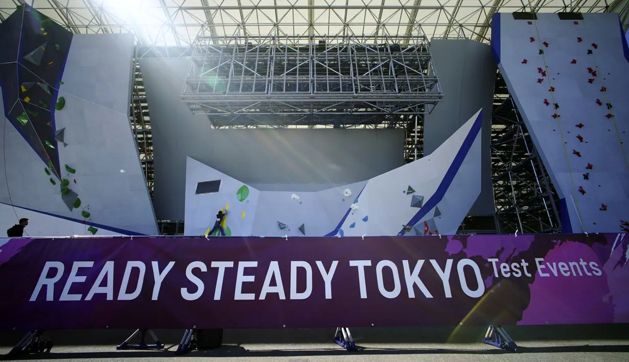 Penyelenggara saat melakukan uji coba lomba panjat dinding sebagai persiapan Olimpiade Tokyo 2020 di Aomi Urban Sports Park, Tokyo, Jumat (6/3/2020). Wabah coronavirus memaksa penyelenggara membatalkan dan menunda beberapa penyelengaraan tes event Olimpiade Tokyo 2020.  (AP Photo/Eugene Hoshiko)