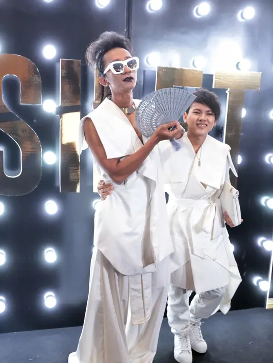 Berbeda dengan penampilan sang istri. Evelyn tampil dengan kimono. Kedua pasangan yang selalu tampil mesra itu juga menganggap dirinya selalu spesial. (Adrian Putra/Bintang.com)