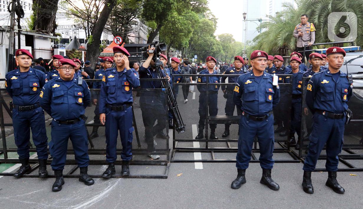 <p>Petugas keamanan berjaga di kawasan Komisi Pemilihan Umum (KPU), Jakarta, Selasa (12/12/2023). Sebanyak 2.120 personel Polri mengamankan jalannya debat perdana calon presiden-calon wakil presiden (Capres-Cawapres) untuk Pemilihan Presiden (Pilpres) 2024. (Liputan6.com/Herman Zakharia)</p>