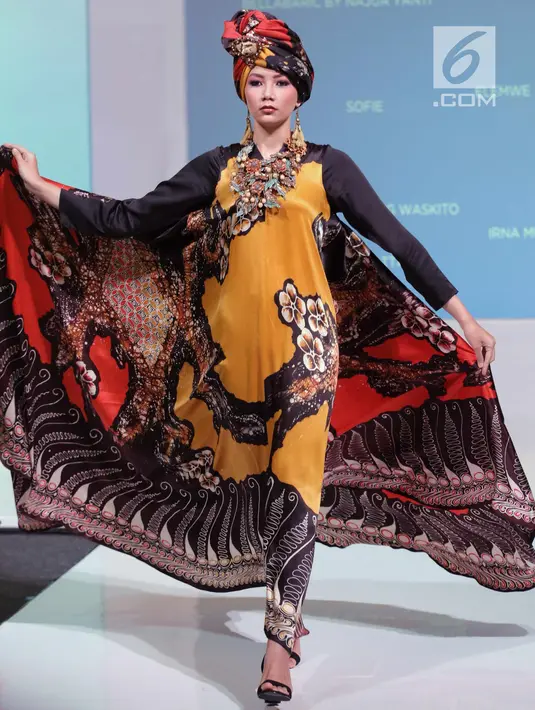 Model berjalan di atas catwalk saat pembukaan Fimela Fuchsia Market, Jakarta, Jumat (25/5). Fimela Fucshia Market juga mencakup pameran dan bazaar yang bisa ditemukan di Mosaic Walk. (Liputan6.com/Faizal Fanani)