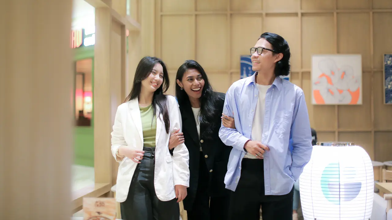 wanita maret dalam pertemanan