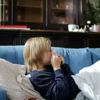 Anak mimisan - Photo by cottonbro from Pexels