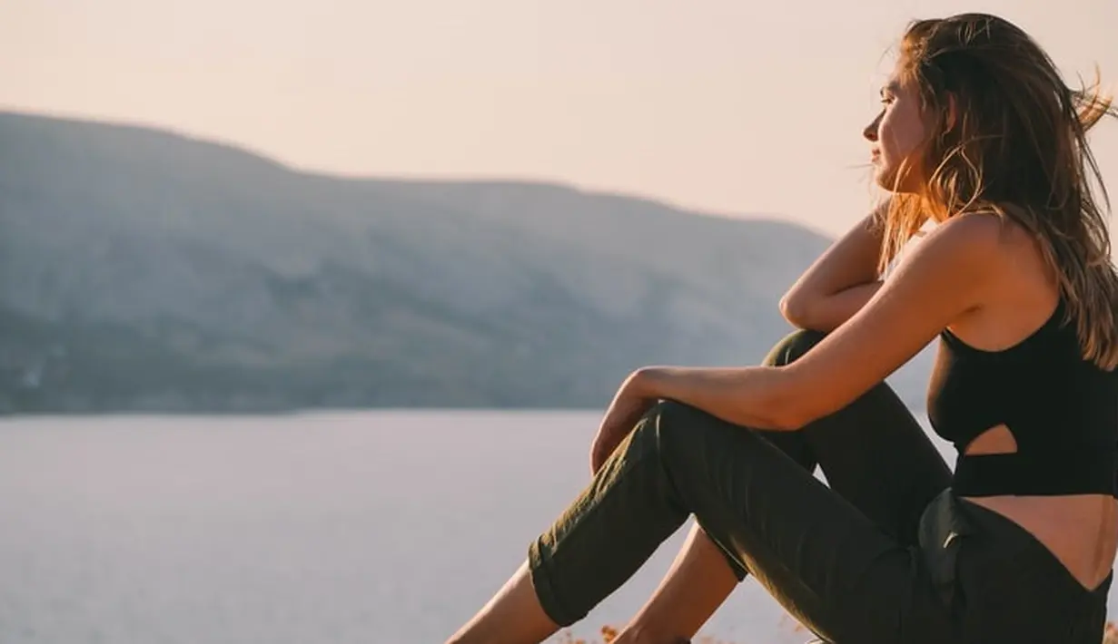 Daripada mengeluh, orang yang bahagia merenungkan semua hal yang terjadi dan mensyukurinya. Mereka akan menemukan solusi terbaik dari masalah yang dihadapi, mengatasinya, dan melanjutkan hidup. Foto: unsplash.com.