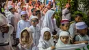 Bertepatan dengan malam Tahun Baru Islam 1 Muharram 1447 Hijriah, masyarakat kota Surabaya, Jawa Timur melakukan tradisi pawai obor di salah satu permukiman pada Kamis 26 Juni 2025 malam. (Juni KRISWANTO/AFP)