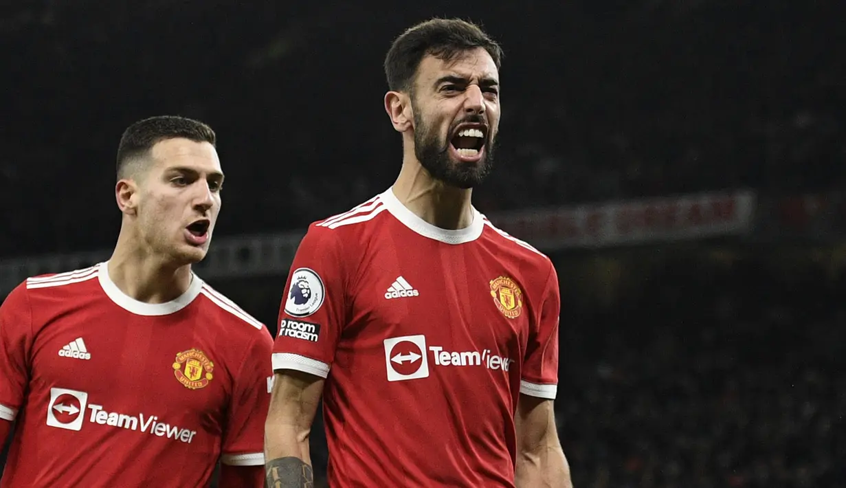 Meski MU sedang tidak dalam performa terbaik mereka, Bruno Fernandes mampu keluar sebagai pemain tengah yang tampil konsisten di setiap laganya. Geladang asal Portugal tersebut tercatat telah berkontribusi atas 9 gol dan 14 assist dalam 35 penampilannya musim ini. (AFP/Oli Scarff)