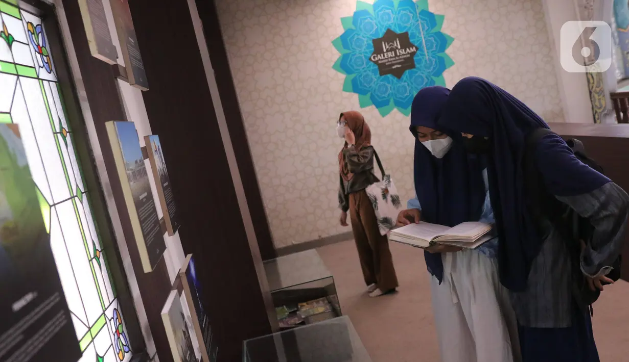 <p>Pengunjung melihat sejumlah informasi tentang dunia Islam yang ada di galeri Islam masjid Al-Azhom, Tangerang, Banten, Jumat (22/4/2022). Banyak warga mengisi waktu senggang mengunjungi galeri tersebut untuk memperkaya wawasan tentang sejarah Islam saat Ramadhan. (Liputan6.com/Angga Yuniar)</p>