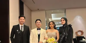 Sebagai adik kandung Elma, tentu saja Sony Septian hadir bersama sang istri Fairuz A Rafiq. Di momen akad, Fairuz tampil cantik kenakan kebaya full payet warna cream. [@fairuzarafiq].