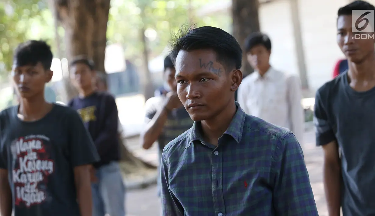 Calon Sukarelawan Pengatur Lalu Lintas (Supeltas) atau 'Pak Ogah' mengikuti pelatihan di Lapangan Banteng, Jakarta, Rabu (23/8). Satlantas Jakarta Pusat merekrut 48 Pak Ogah untuk membantu kepolisian mengatur lalu lintas. (Liputan6.com/Immanuel Antonius)