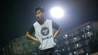 Pemain Suwon FC, Pratama Arhan berjalan meninggalkan lapangan setelah berlatih di sela pertandingan uji coba melawan Bhayangkara FC di Stadion PTIK, Jakarta, Senin (12/02/2024). (Bola.com/Bagaskara Lazuardi)