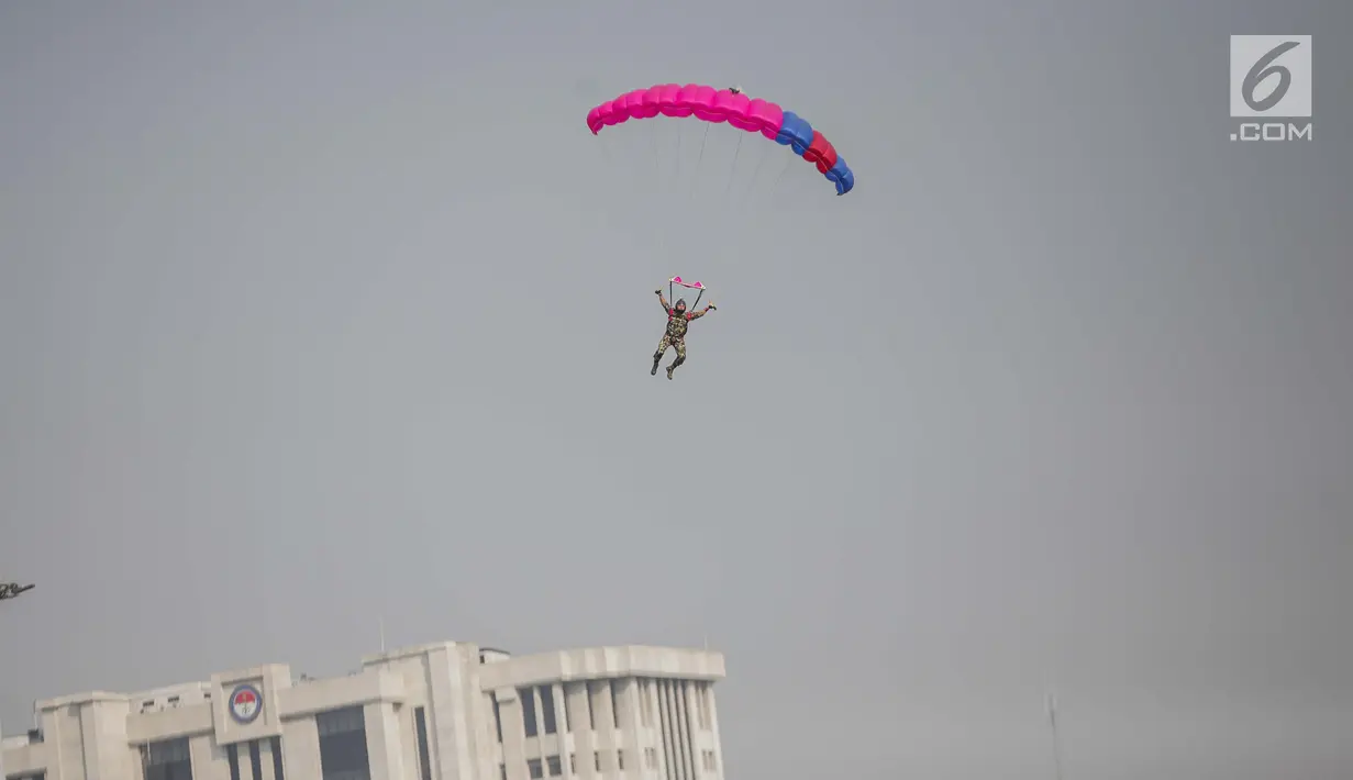 Aksi penerjun payung dalam perayaan HUT ke-73 Bhayangkara di Monas, Jakarta, Rabu (10/7/2019). Sebanyak 22 penerjun payung dari TNI dan Polri ikut menyemarakkan HUT ke-73 Bhayangkara. (Liputan6.com/Faizal Fanani)