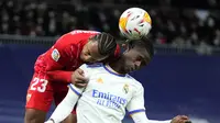 Gelandang Real Madrid, Eduardo Camavinga berebut bola dengan pemain Sevilla, Jules Kounde pada pertandingan La Liga Spanyol di di stadion Bernabeu, Madrid, Spanyol, Senin (29/11/2021). Hasil ini membuat Los Blancos kukuh di puncak klasemen sementara dengan 33 poin. (AP Photo/Manu Fernandez)