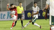 Tendangan keras gelandang Timnas Indonesia  U-23, Kadek Agung berhasil menjebol gawang Tira Persikabo. (Foto: Bola.com/M. Iqbal Ichsan)