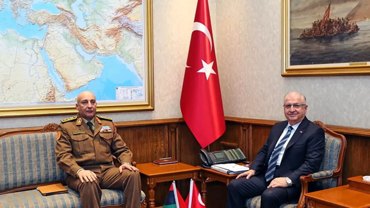 Kepala Staf Umum Turki Jenderal Selcuk Bayraktaroglu (sebelah kanan) berpose bersama Kepala Staf Umum Libya Jenderal Mohamed Ali Ahmed El Haddad saat pertemuan mereka di Ankara, Selasa (23/12/2025).