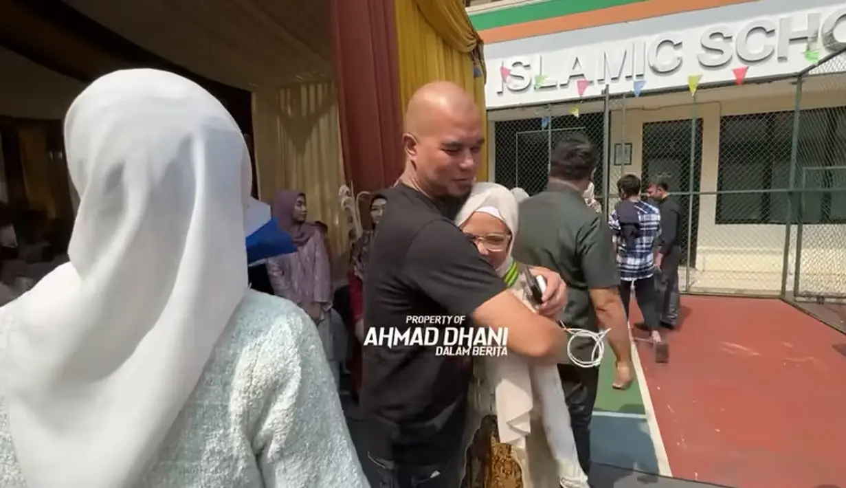 Pria kelahiran Surabaya 51  tahun itu langsung memeluk putrinya yang baru saja lulus SD. [Youtube/AHMAD DHANI DALAM BERITA]