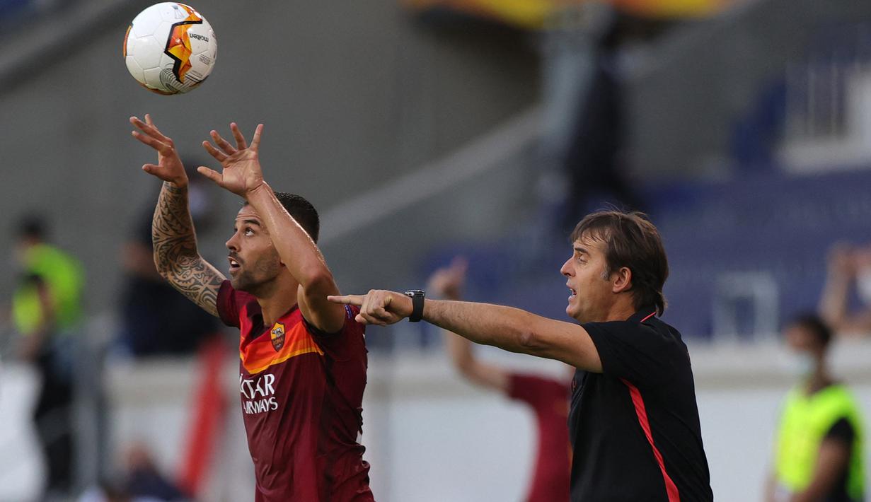 Leonardo Spinazzola. Bek kiri Italia berusia 29 tahun ini telah memperkuat AS Roma sejak awal musim 2019/2020 usai didatangkan dari Juventus dengan nilai transfer 29,5 juta euro atau kini setara Rp451 miliar dan terikat kontrak hingga Juni 2024. Hingga kini ia total telah tampil dalam 75 laga di semua ajang dengan torehan 4 gol dan 11 assist. (AFP/Pool/Friedemann Vogel)