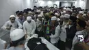 Umat muslim mengurus jenazah KH Maimun Zubair atau Mbah Moen usai dimandikan di Masjid Muhajirin Khalidiyah, Makkah, Arab Saudi, Selasa (6/8/2019). Mbah Moen meninggal dunia di Makkah al Makaromah sekitar pukul 04.30 waktu setempat. (Liputan6.com/HO/Baharuddin/MCH)