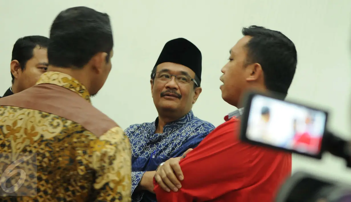 Cawagub DKI Jakarta, Djarot Saiful Hidayat berbincang sebelum dimulainya sidang kasus pengadangan kampanyenya dengan terdakwa Naman Sanip di PN Jakarta Barat, Jumat (16/12). JPU menghadirkan 8 dari 13 saksi, termasuk Djarot. (Liputan6.com/Gempur M Surya)