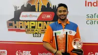 Pebasket Pelita Jaya Energi Mega Persada Jakarta, Adhi Pratama Prasetyo Putra menerima penghargaan sebagai Most Valuable Player (MVP) NBL 2015 di Jakarta, Jumat (1/5/2015). (Liputan6.com/Helmi Fithriansyah)