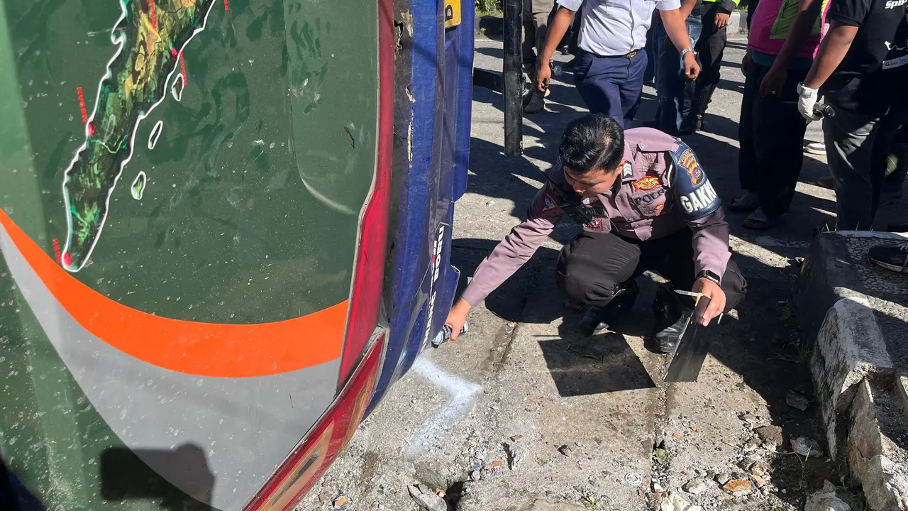 Kecelakaan tunggal bus ALS di Padang Panjang, Selasa (6/5/2025). (Dok Satlantas Polres Padang Panjang)