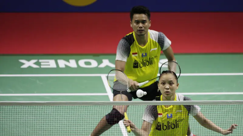 Pasangan ganda campuran Indonesia, Tontowi Ahmad / Winny Oktavina Kandow, kalah dari ganda Malaysia pada Indonesia Open. (Bola.com/Vitalis Yogi Trisna)