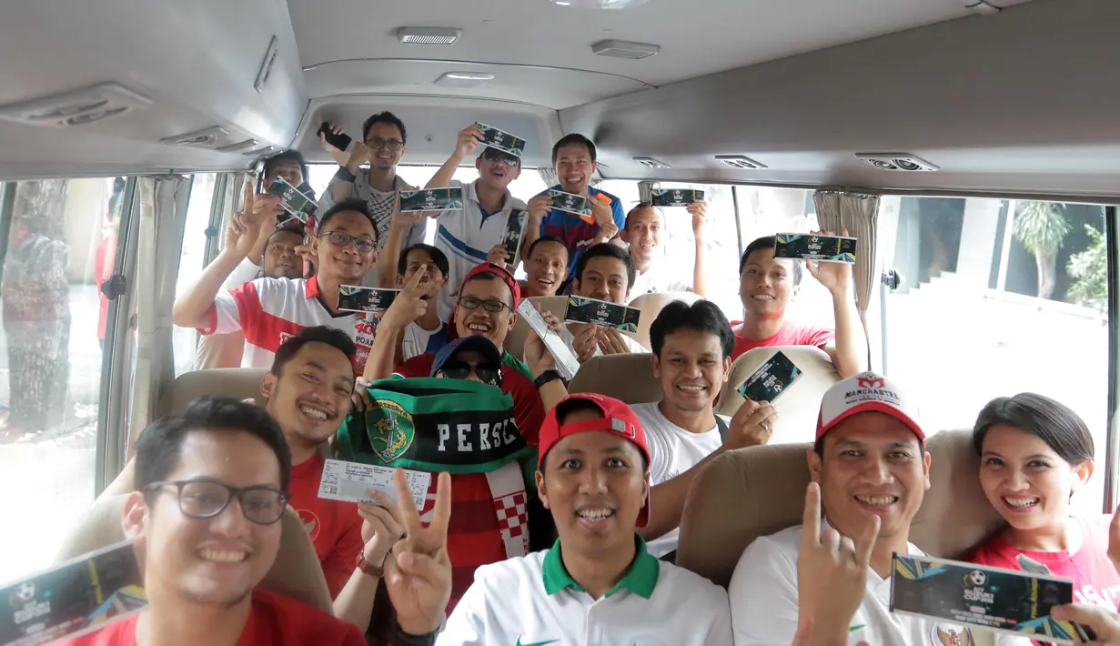 Suporter menunjukan tiket saat bersiap mendukung Timnas Indonesia melawan Thailand pada laga AFF Suzuki Cup 2016 di Philippine Sports Stadium, (19/11/2016).  (Bola.com/Nicklas Hanoatubun)