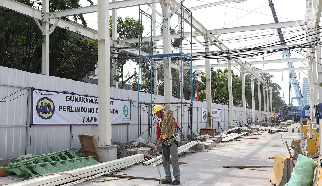 Proyek pembangunan Jembatan Penyeberangan Multiguna atau Skybridge di Tanah Abang, Jakarta, Jumat (24/8). Pembangunan skybridge itu membutuhkan biaya Rp 35 miliar, yang diambil dari anggaran PD Sarana Jaya. (Liputan6.com/Immanuel Antonius)