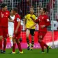 Para pemain Bayern Muenchen merayakan gol ke gawang Borussia Dortmund pada laga Bundesliga di Stadion Allianz Arena, Muenchen, Minggu (4/10/2015). (REUTERS / Michaela Rehle)