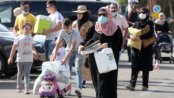 Orang-orang yang mengenakan masker melintasi sebuah jalan di Tel Aviv, Israel, pada 21 Agustus 2020. Total kasus COVID-19 di Israel mencapai 100.716, dengan 1.117 kasus baru dilaporkan sejak Kamis (20/8) malam waktu setempat. (Xinhua/JINI/Gideon Markowicz)