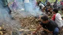 Warga membakar ayam untuk disantap bersama dalam tradisi Sadranan di Sendang Gede Pucung, Pudakpayung, Semarang, Jumat (12/4). Tradisi turun temurun membersihkan mata air dilanjutkan berdoa dan makan bersama itu sebagai rasa syukur warga setempat atas limpahan rezeki. (Liputan6.com/Gholib)