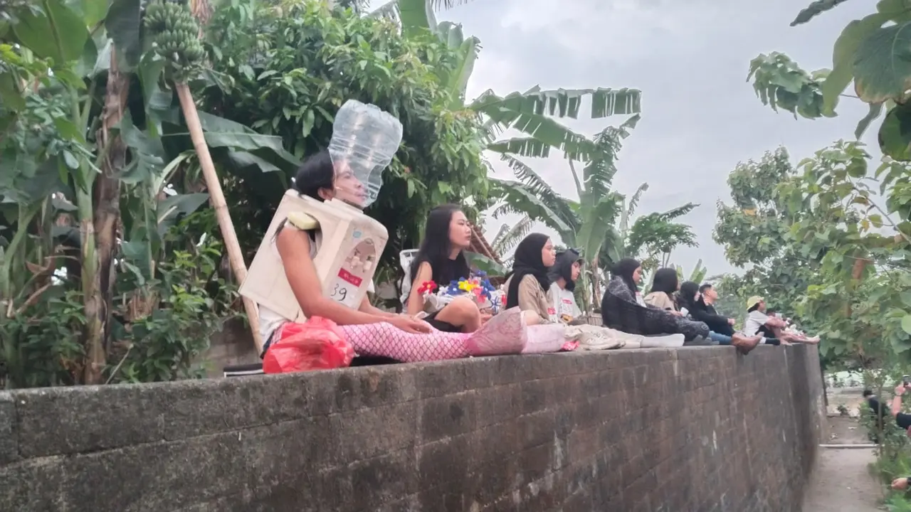 Antusias Warga Ikut Lomba Melamun Sore Hari