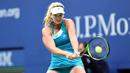Aksi CoCo Vandeweghe mengembalikan bola ke arah Karolina Pliskova pada laga perempat final tunggal putri AS terbuka 2017 di USTA Billie Jean King National Tennis Center, (6/9/2017). Karolina kalah 6-7, 3-6. (AFP/Jewel Samad)