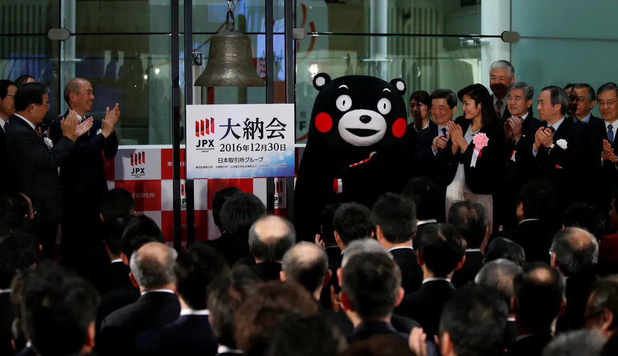 Maskot prefektur Kumamoto bernama Kumamon bersama Peraih empat medali emas beruntun Olimpiade asal Jepang, Kaori Icho hadir dalam acara penutupan pedagangan bursa saham 2016 di Bursa Efek Tokyo, Jepang, Jumat (30/12). (REUTERS/Toru Hanai)