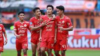 Diwarnai debut Witan Sulaeman, Persija Jakarta berhasil merebut kembali posisi puncak klasemen dari PSM Makassar setelah memetik tiga angka penuh atas tamunya Arema FC lewat kemenangan 2-0 dalam laga pekan ke-23 BRI Liga 1 2022/2023 di Stadion Patriot Candrabhaga, Bekasi, Minggu (12/2/2023) sore WIB. Meski tak mencetak gol, Witan Sulaeman berperan atas gol pertama Persija pada menit ke-36 yang dicetak lewat eksekusi penalti Hanif Sjahbandi. Umpan tendangan bebasnya ke dalam kotak penalti memaksa Achmad Figo melakukan pelanggaran yang berujung eksekusi penalti. Sementara gol kedua dicetak Michael Krmencik pada menit ke-78. (Bola.com/M Iqbal Ichsan)