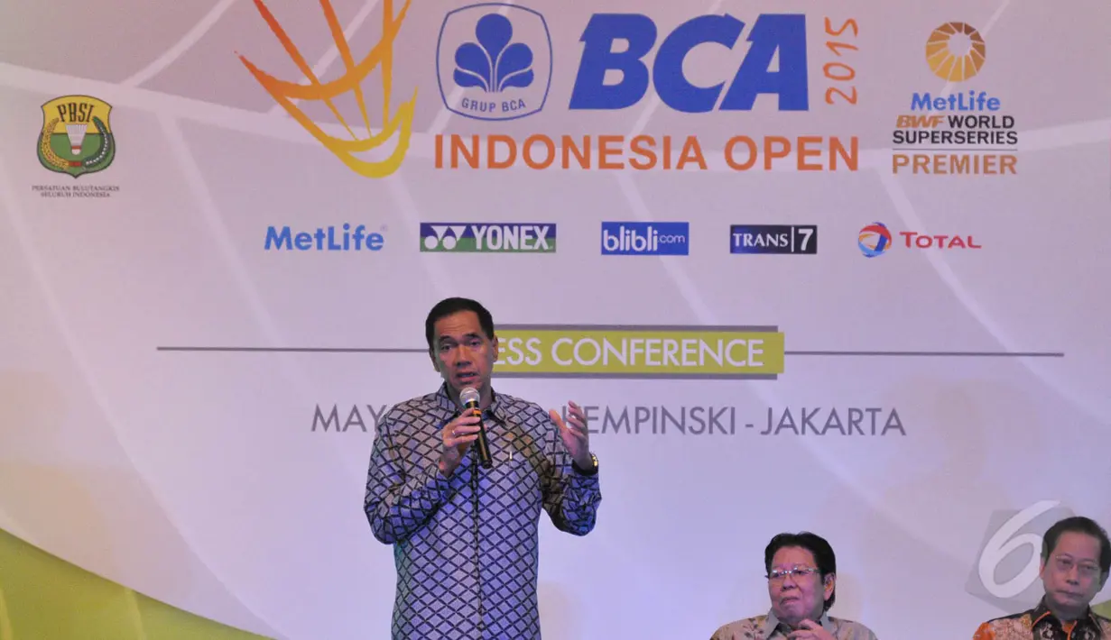 Ketua Umum PP PBSI, Gita Wirjawan memberikan keterangan pers terkait ajang BCA Indonesia Open Series Premier 2015, Jakarta, Senin (25/5/2015). Nomor ganda putra dan ganda campuran menjadi andalan PBSI untuk meraih gelar. (Liputan6.com/Herman Zakharia)