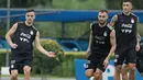 Gelandang Argentina Giovani Lo Celso mengontrol bola di sebelah German Pezzella dan Leandro Paredes selama sesi latihan menjelang lanjutan kualifikasi Piala Dunia 2022 di Ezeiza, Buenos Aires, 26 Januari 2022. Argentina akan bermain tandang kontra Chile pada 28 Januari 2022. (ALEJANDRO PAGNI/AFP)