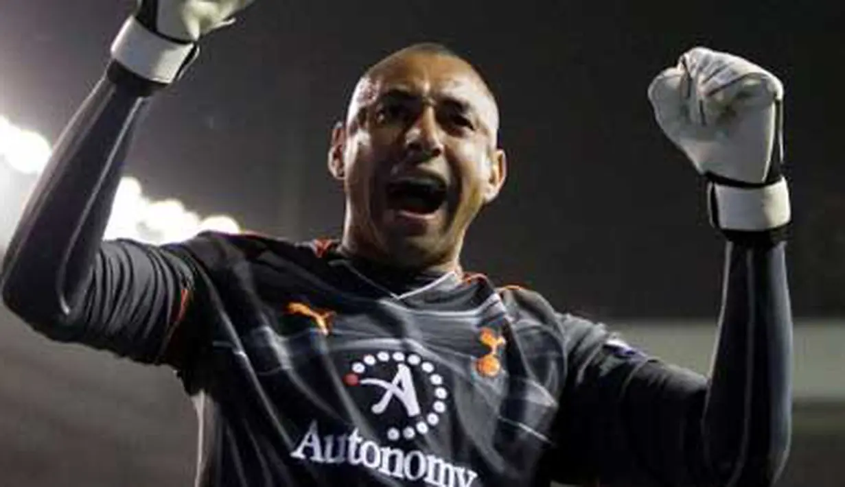 Kegembiraan kiper Tottenham Hotspur asal Brasil Heurelho Gomes di laga lanjutan EPL melawan Arsenal di White Hart Lane, 30 April 2011. Skor 3-3. AFP PHOTO / ADRIAN DENNIS