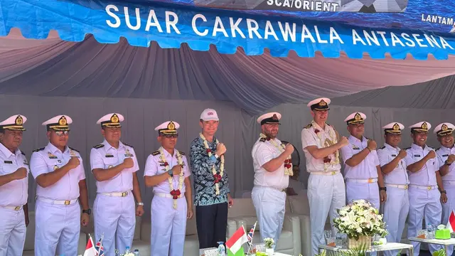 Duta Besar Inggris untuk Indonesia Dominic Jermey bersama dengan sejumlah anggota TNI AL dan Angkatan Laut Inggris dalam misi HMS Spey di Pelabuhan Tanjong Priok, Jakarta, Rabu (15/1/2025). (Liputan6.com/Benedikta Miranti)