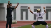 Pemain Madura United, Rafael Feital Da Silva (kanan) dan asisten pelatih Rasiman merayakan gol pertama ke gawang Persipura Jayapura dalam laga pekan ke-6 BRI Liga 1 2021/2022 di Stadion Wibawa Mukti, Cikarang, Minggu (03/10/2021). (Bola.com/Bagaskara Lazu